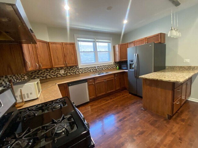 Building Photo - 7659 W Sunset Dr