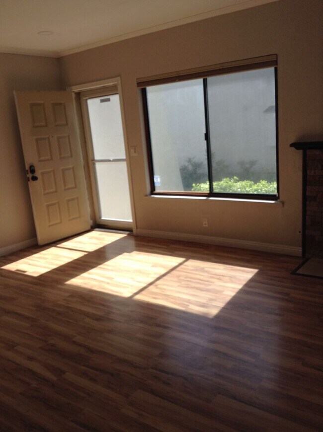 Foto del edificio - Stunning Townhouse on Mission Boulevard of Fremont