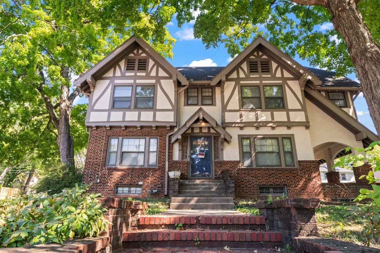 Primary Photo - Charming 3-Bed Home Near UMKC with Hardwoo...