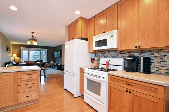 Building Photo - Beautiful 4-Bed 2-Bath Home in Eagan! Larg...