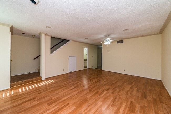 Building Photo - 2-BEDROOM TOWNHOUSE IN ALAMO HEIGHTS I.S.D.