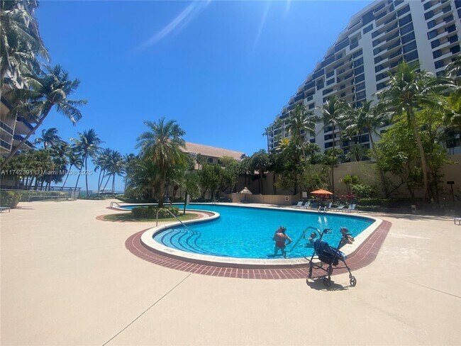 Foto del edificio - 540 Brickell Key Dr