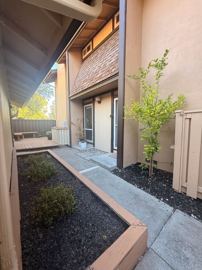Building Photo - Welcome to this beautiful townhouse located in Walnut Creek-Countrywood 3 bedroom 2.5 Bath