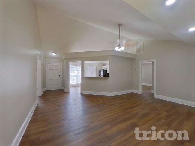 Foto del edificio - 7100 Idlewild Brook Ln