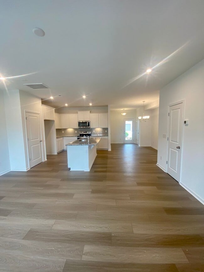 Building Photo - Well Maintained 3BR/2.5BA Townhouse in Pringle Townes; Available July 10