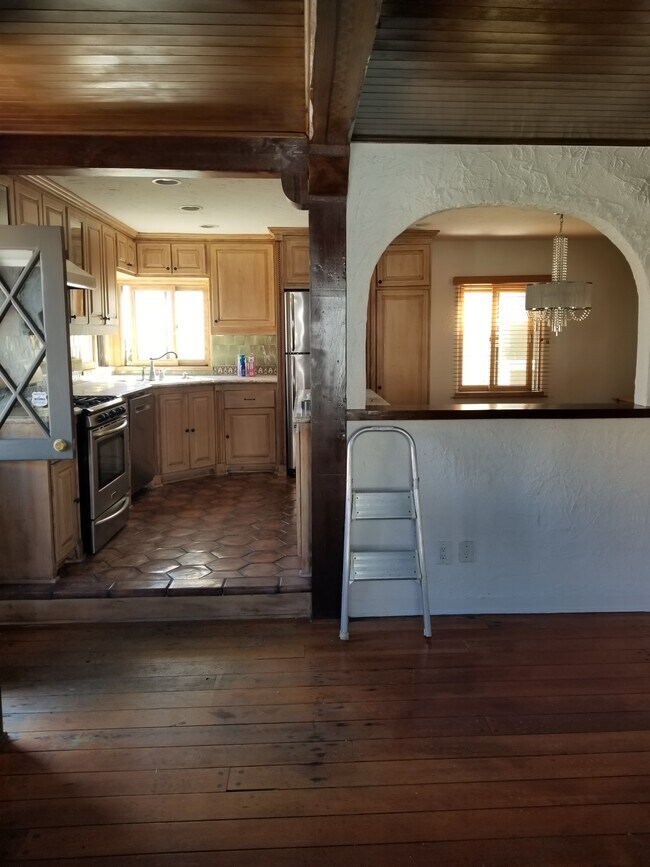 Kitchen - 3201 Manhattan Ave