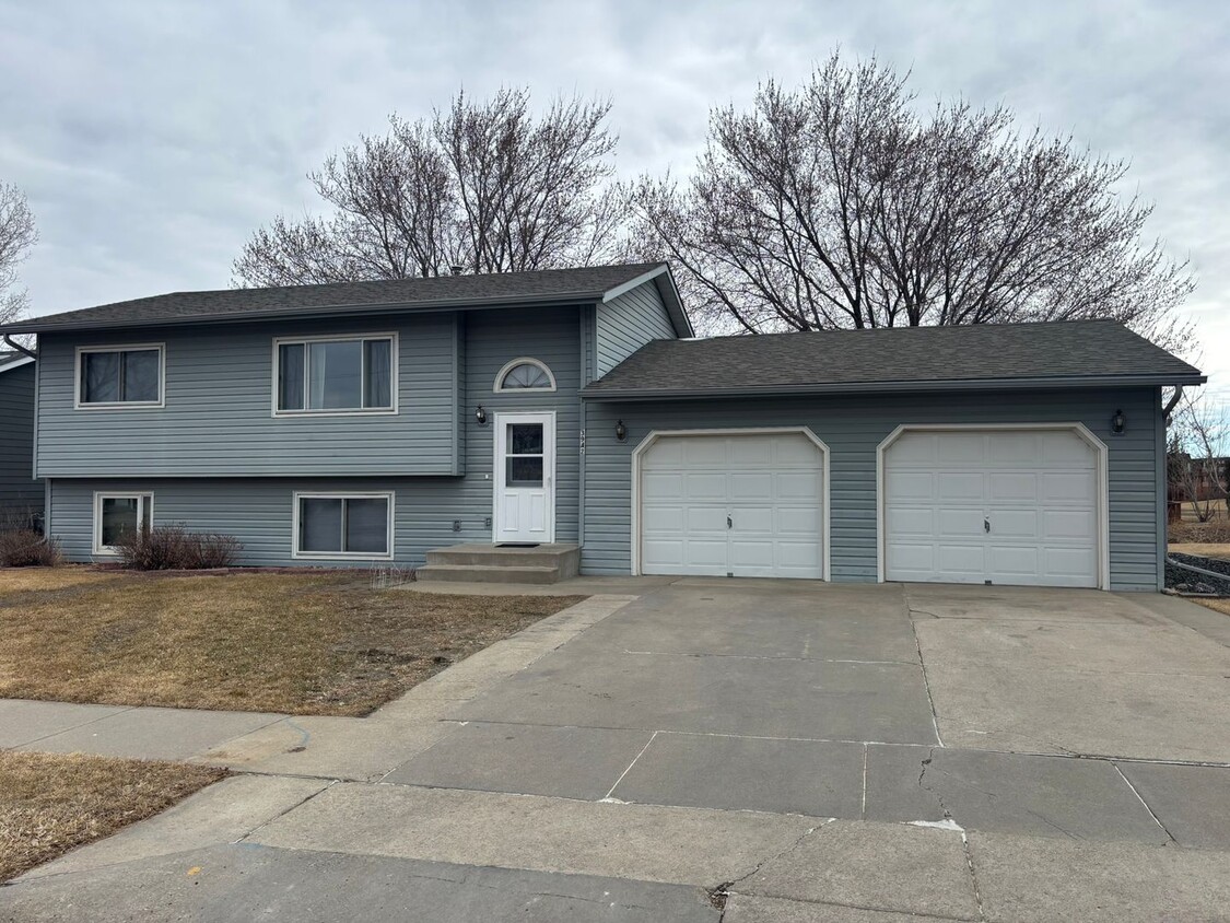 Foto principal - 4 BED | 2 BATH | DOUBLE GARAGE | ROBBINSDALE