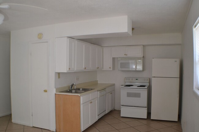 Foto del edificio - Half Duplex 2 Bedrooms 1 Bath For Lease in...