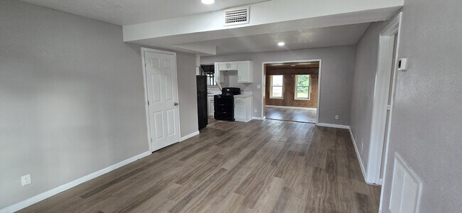 Foto del edificio - 2133 Hugh Edwards Dr