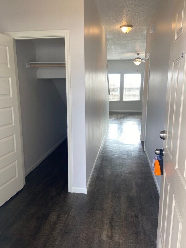 Foto del edificio - *Pre-leasing* Three Bedroom | Two and a Ha...