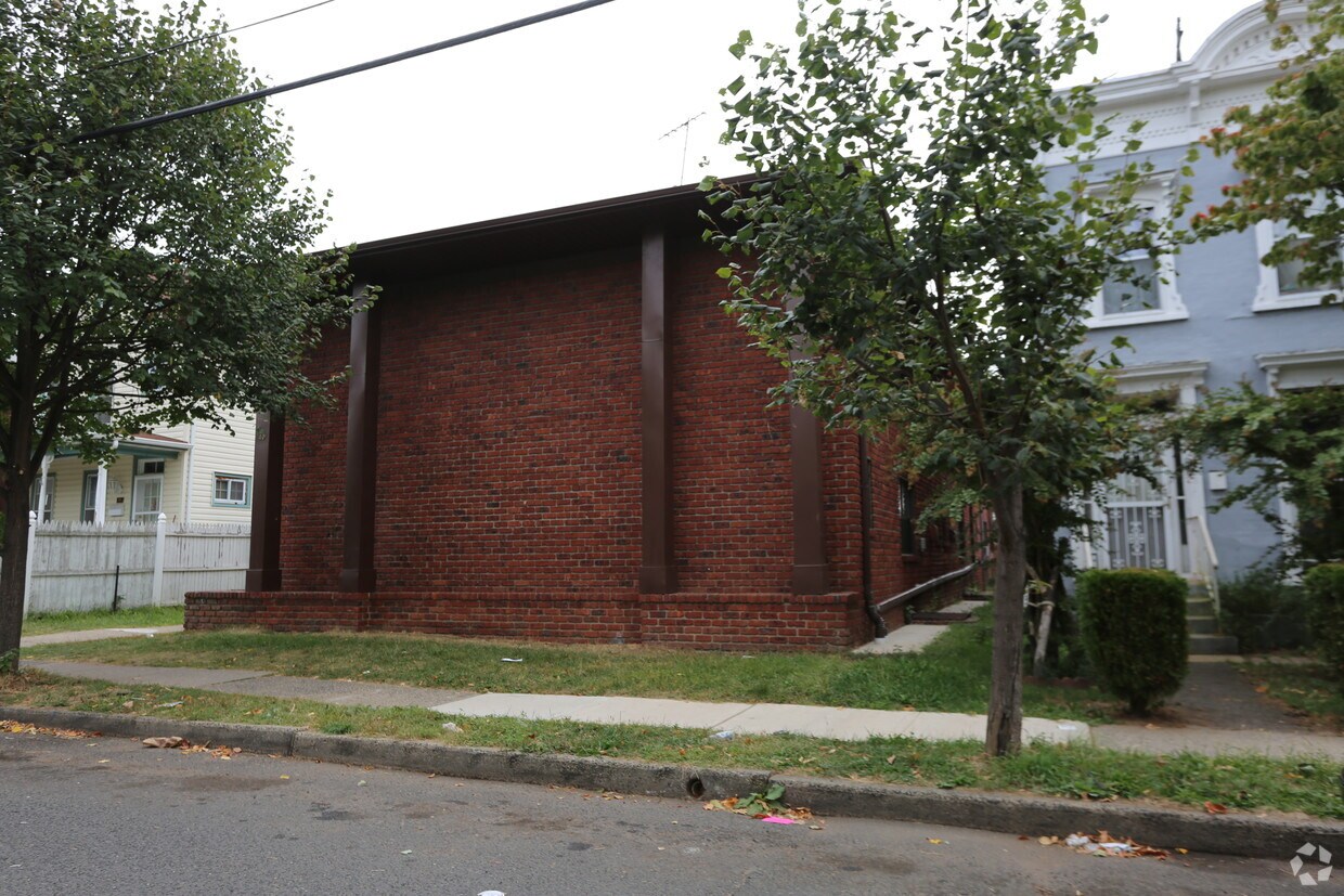 Primary Photo - 40 Manning Ave