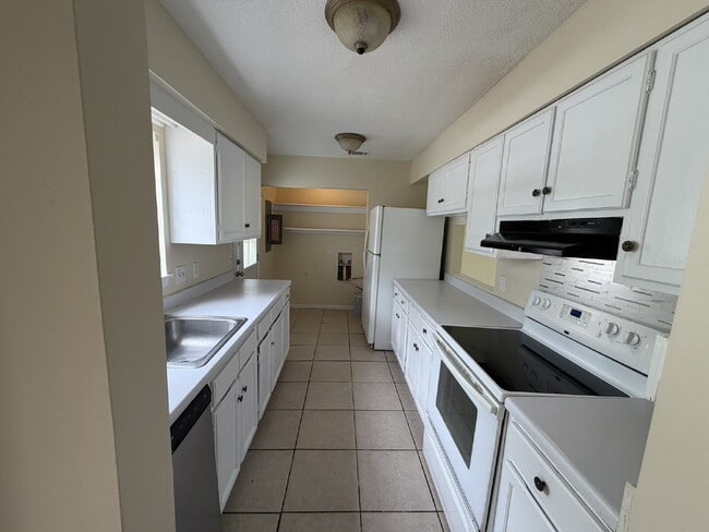 Building Photo - Townhouse for Rent