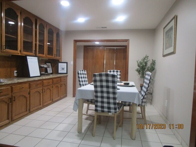 Building Photo - Beautiful 5 Bedroom, 3 Bathroom House with...