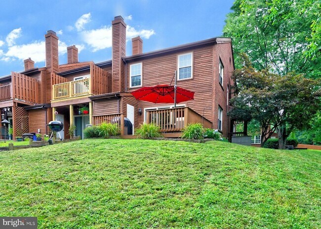 Foto del edificio - 111 Honey Locust Ct