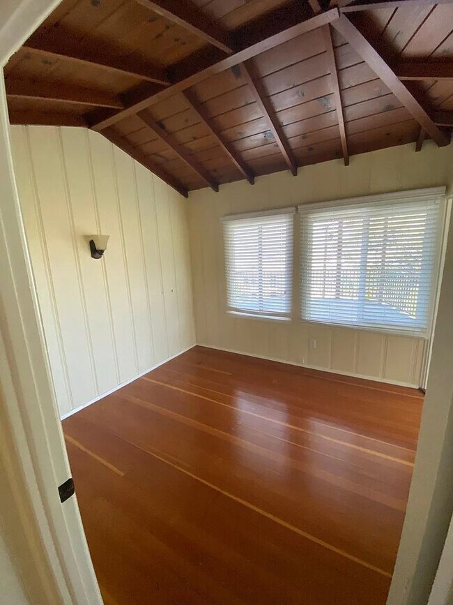 Building Photo - Spacious Studio aand 1-bedroom Apartments in Mission Hills – Prime Location!