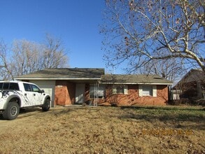 Building Photo - 2709 NW Hilltop Dr
