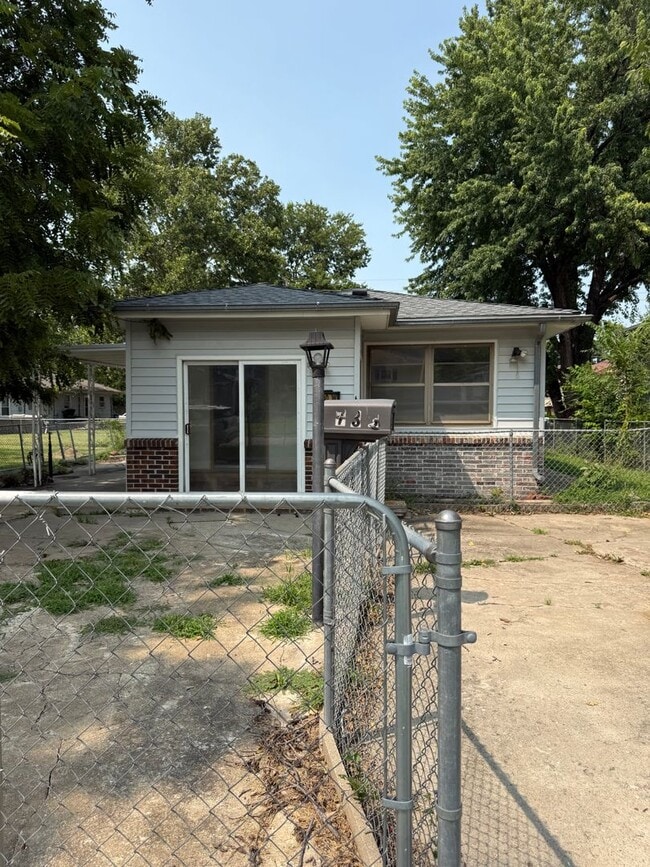 Building Photo - 730 W 12th St
