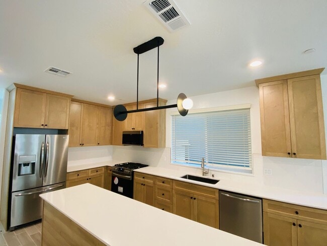 Building Photo - $2,250 + $100 Solar, Copper Ave. & Willow,...