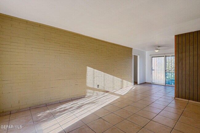 Building Photo - 10068 Oakwood Dr