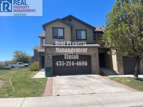 Building Photo - 447 E Red Fox Ln