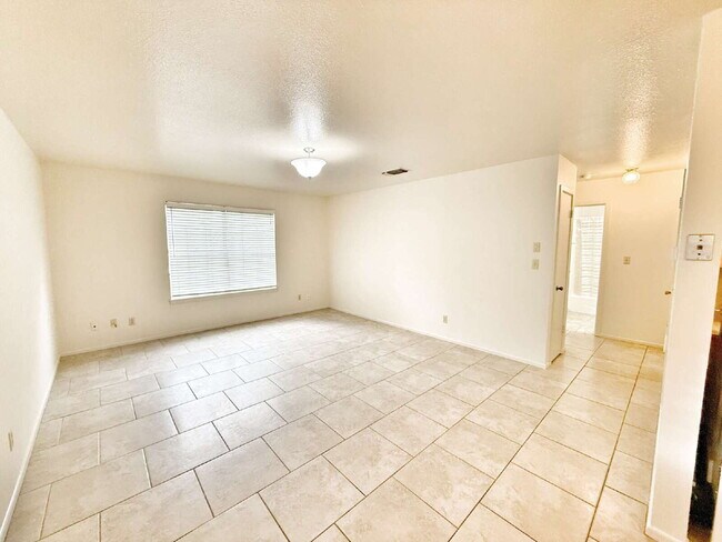 Foto del edificio - Prime Location! Fresh Paint – Charming 2BR...