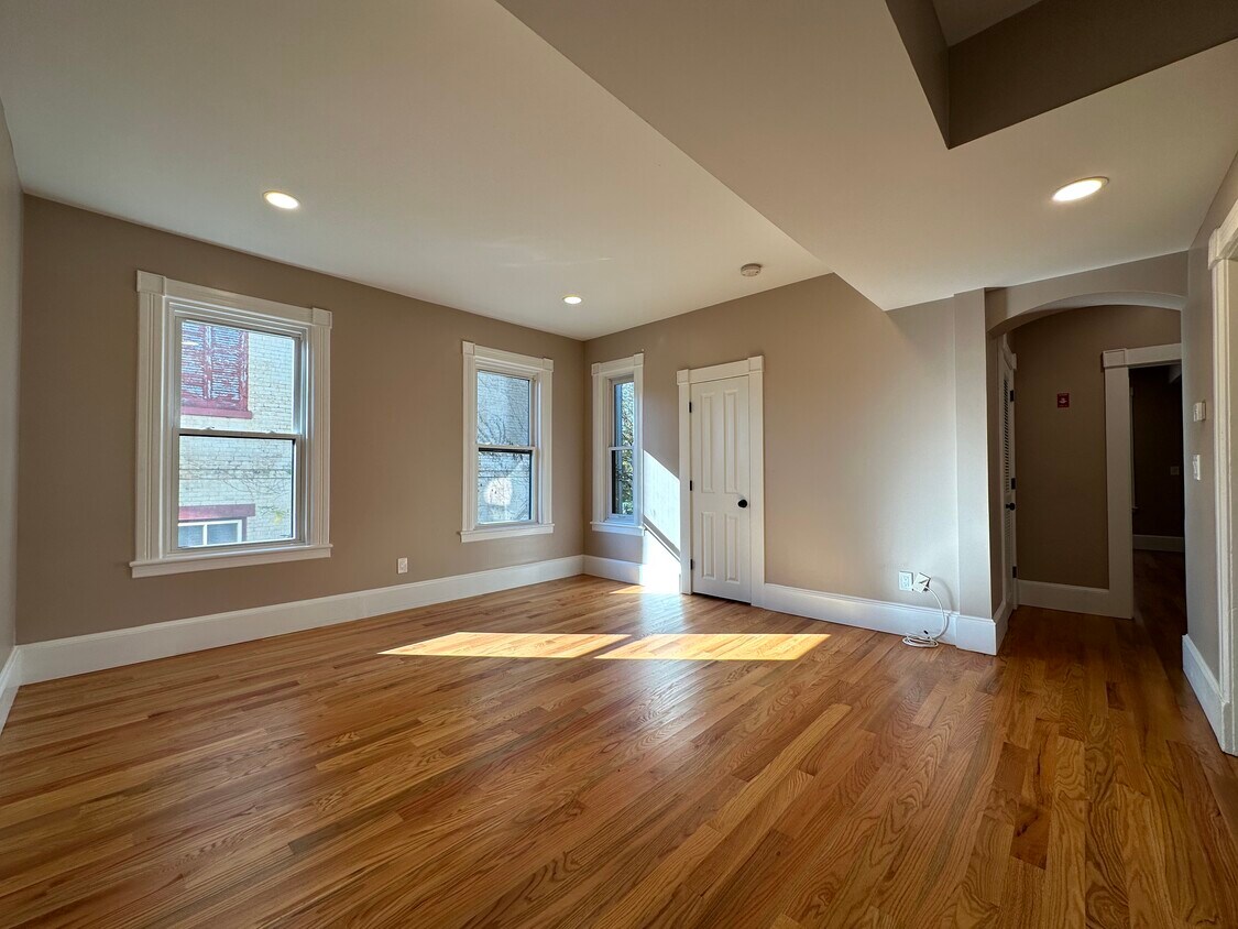 Primary Photo - 246 Grand St