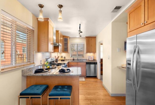 Cocina con lavavajillas y encimeras de granito. Muebles no incluidos. - 2220 Irving St