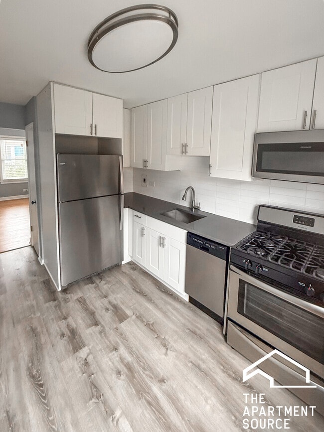 Building Photo - 6733 N California Ave