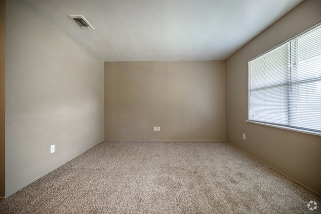 1BR, 1BA - 675SF - Living Room - Royal Oaks Apartments