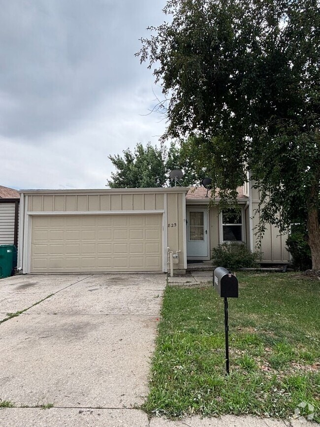 Building Photo - 825 San Antonio Pl
