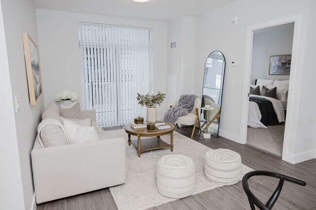 Building Photo - 98 King St