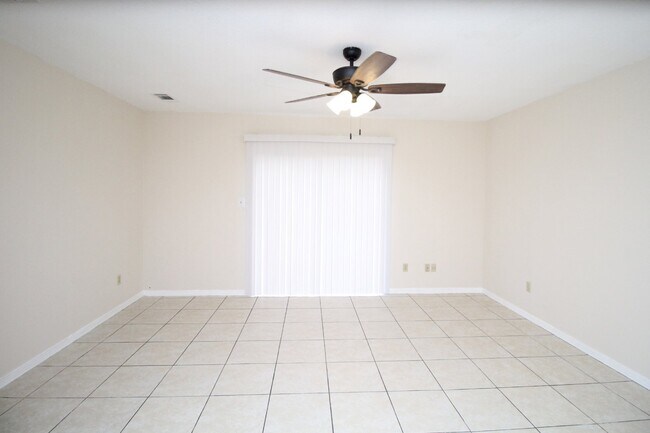 Building Photo - NE Pensacola 2 story  updated townhouse ne...