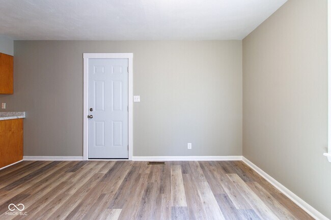 Foto del edificio - 432 Woodview Dr