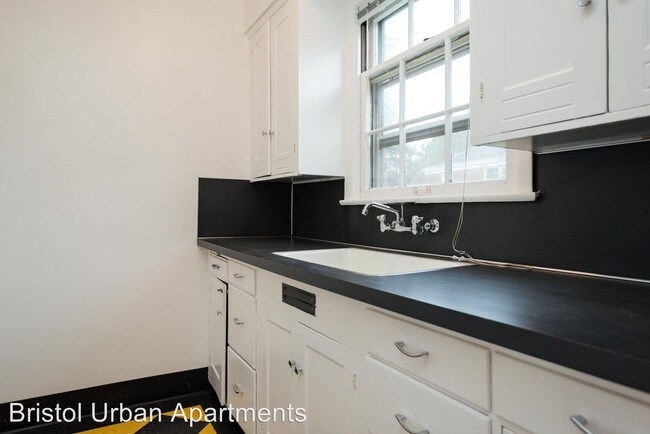 Foto del edificio - 5575 NE Sandycrest Terrace