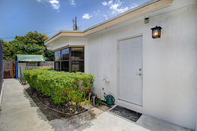 Building Photo - 1316 Date Palm Dr