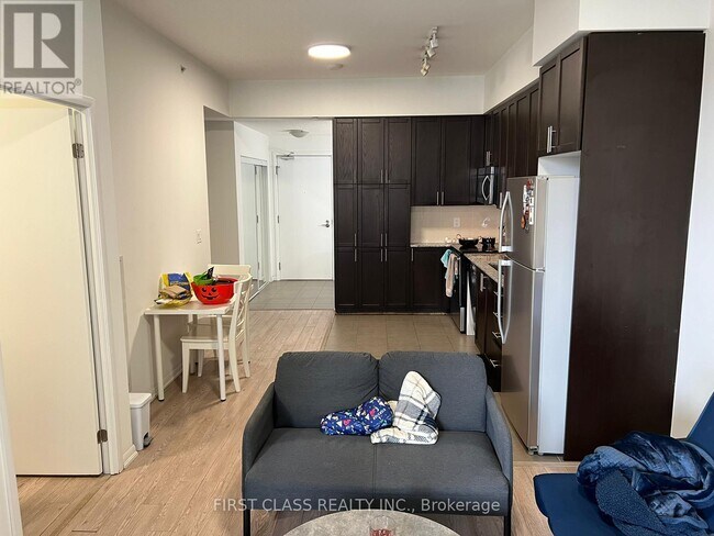 Photo du bâtiment - 830-830 Lawrence Ave W