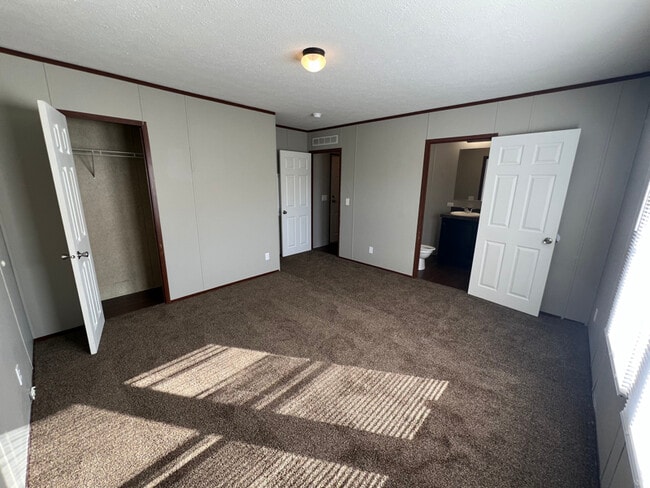 Building Photo - 121 Plum St