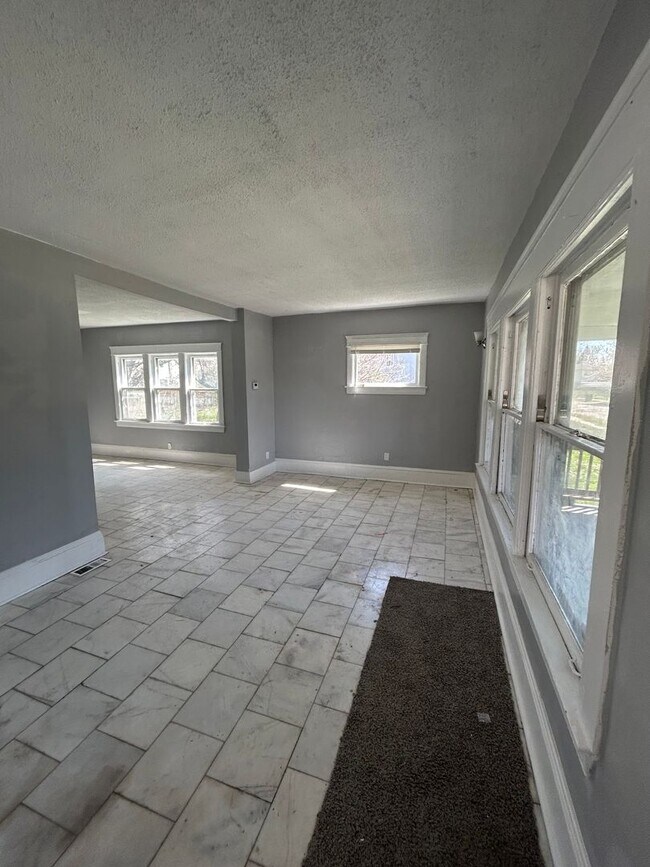 Building Photo - Section 8 Accepted! Spacious newly renovat...