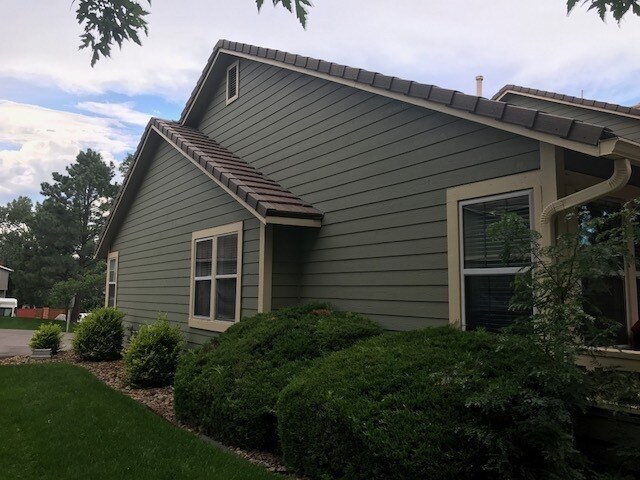 Foto del edificio - Great 3 Bed/3 Bath End Unit Townhome In Co...