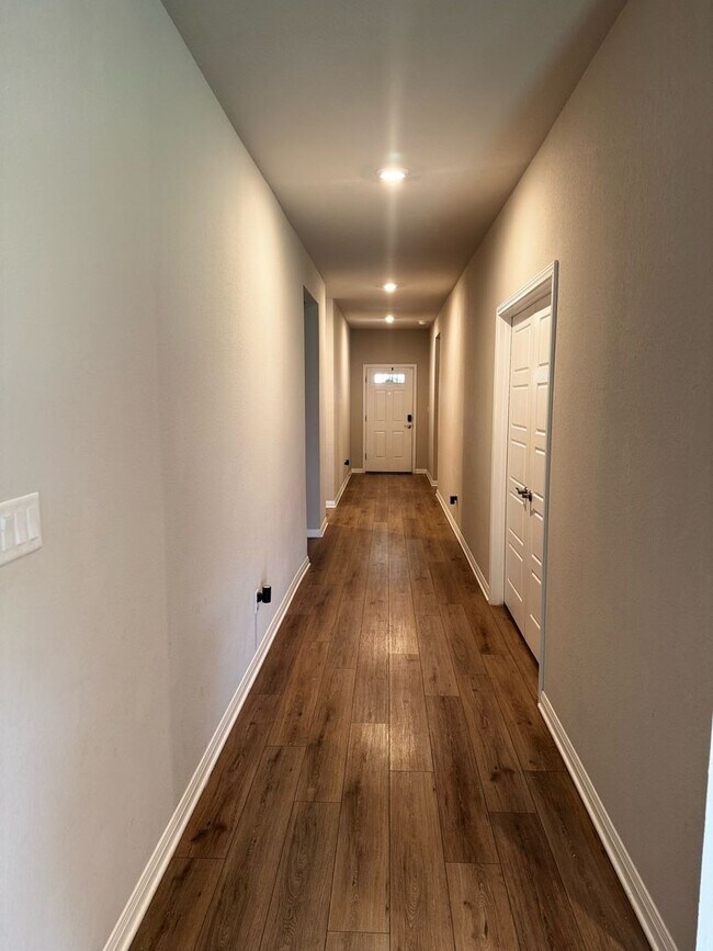 Foto del edificio - Modern 4-Bedroom Home with Office | 3-Car ...
