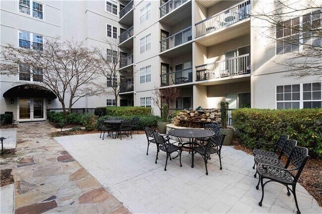 Foto del edificio - 1075 Peachtree Walk NE