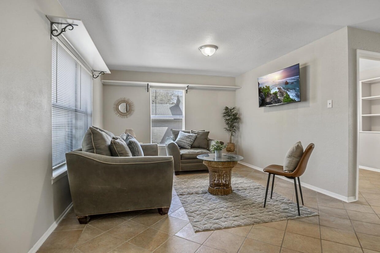 Foto principal - 14102 N Hills Village Dr