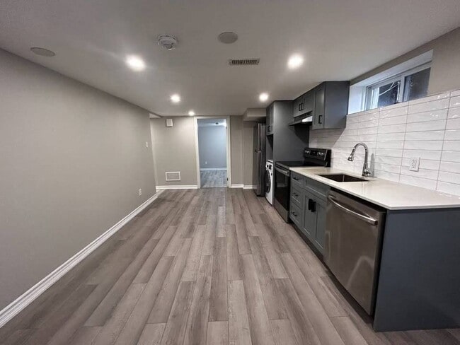 Building Photo - 103-103 Elgin Crescent