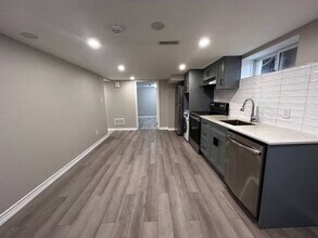 Building Photo - 103-103 Elgin Crescent