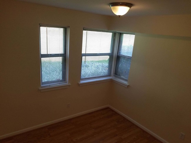 Breakfast Nook - 11232 Chestnut Grove Sq