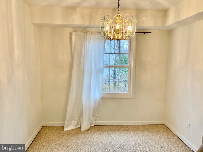 Building Photo - 3945 Lyndhurst Dr