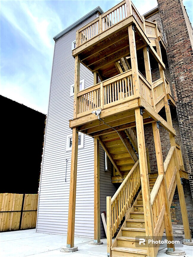Building Photo - 8024 S Yates Blvd