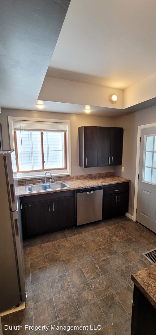 Building Photo - 3 br, 2 bath House - 1226 E 3rd St