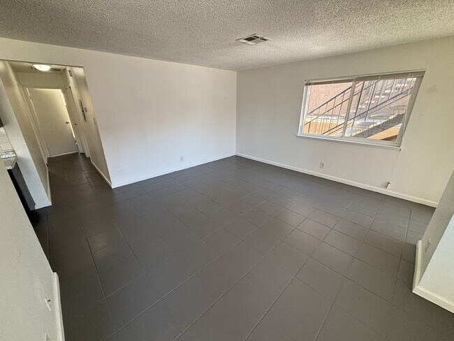 Foto del edificio - 6940 Hopkins Dr