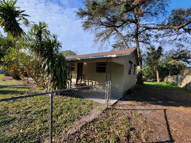 Building Photo - 2031 Palm Terrace